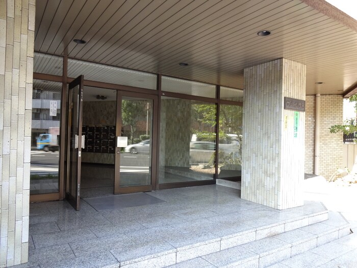 物件外観写真3　(エントランス部分)