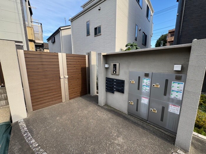 物件外観写真2　(エントランス部分)