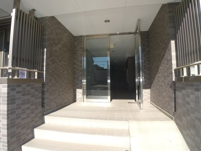 物件外観写真2　(エントランス部分)