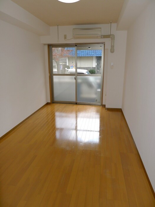 物件内観写真3　(室内からの展望)