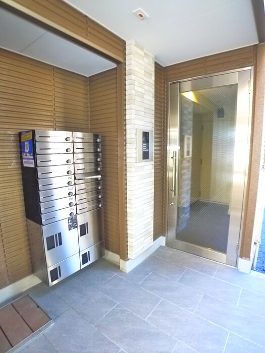 物件外観写真2　(エントランス部分)