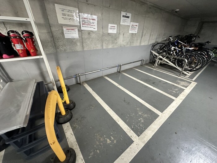 物件外観写真5　(バイク置き場)