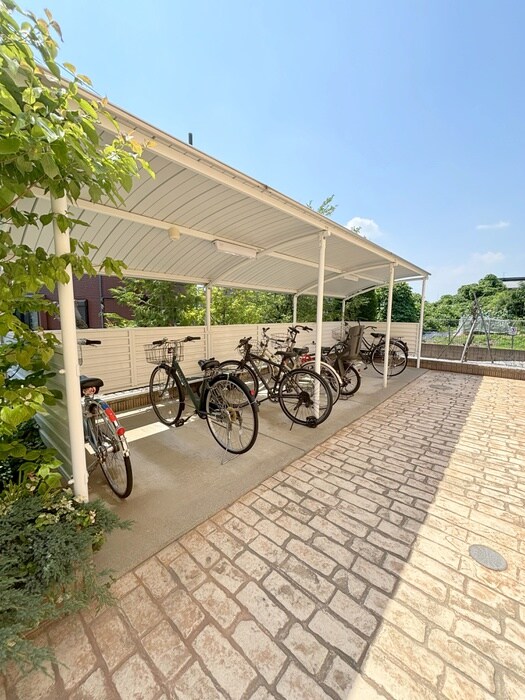 物件外観写真2　(駐輪場)