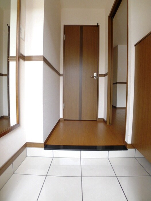 物件内観写真5　(玄関)