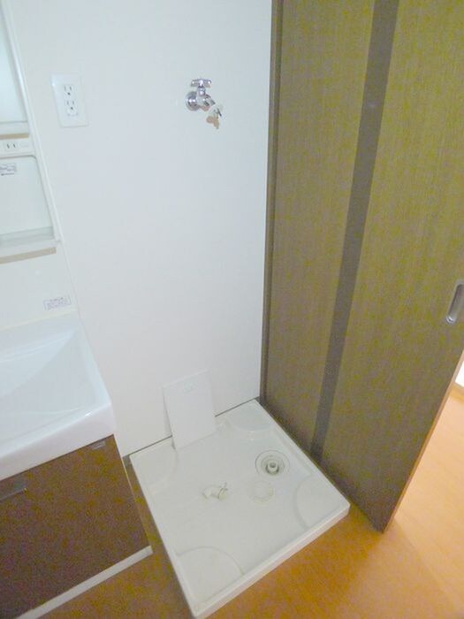 物件内観写真14　(洗濯機置場)