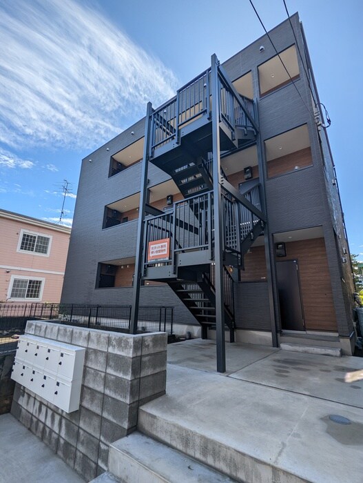 物件外観写真1　(エントランス部分)