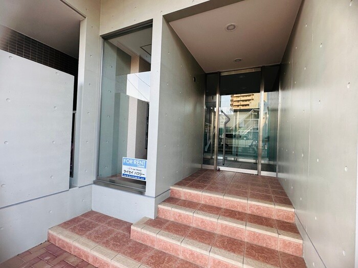 物件外観写真2　(エントランス部分)