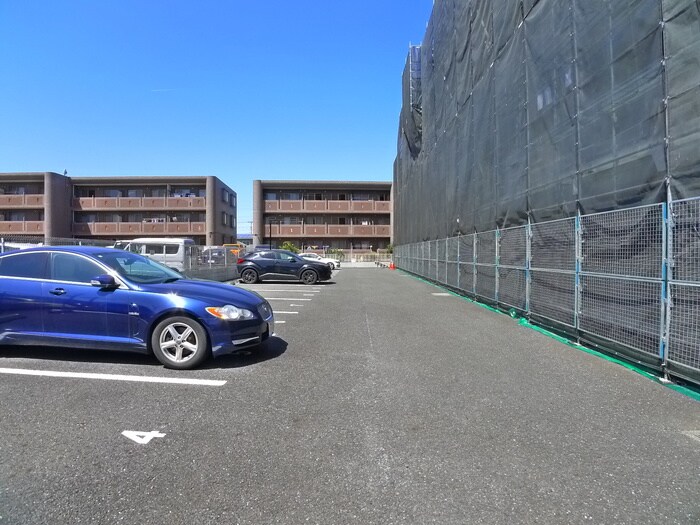 物件外観写真3　(駐車場)