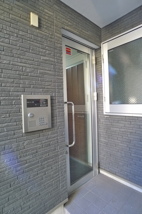 物件外観写真3　(エントランス部分)
