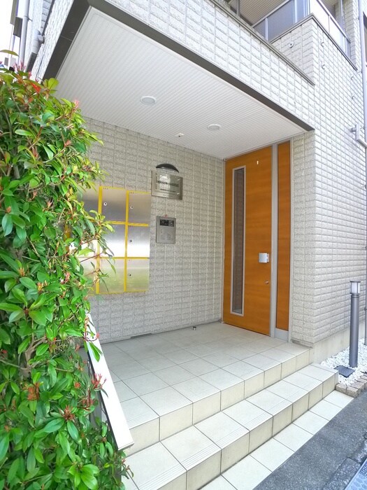物件外観写真2　(エントランス部分)