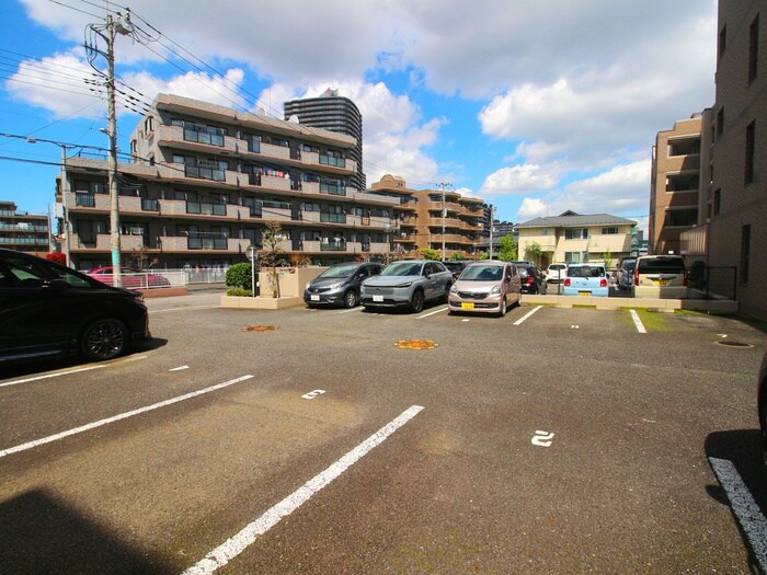 物件外観写真3　(駐車場)