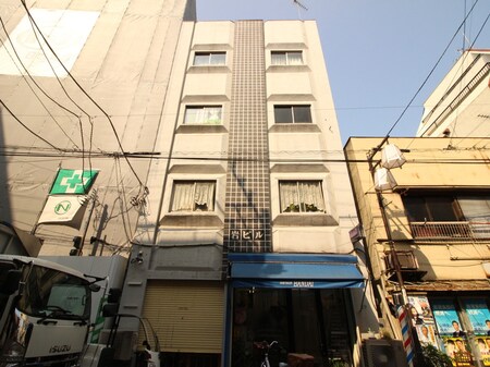 岩ビル外観写真