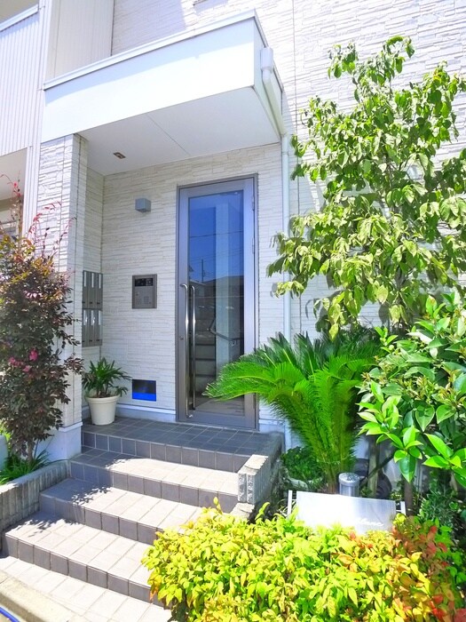 物件外観写真2　(エントランス部分)