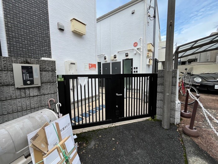 物件外観写真3　(エントランス部分)