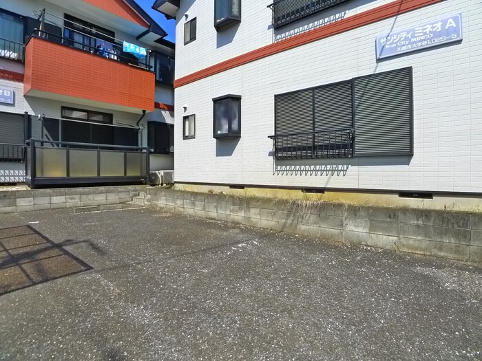 物件外観写真5　(駐車場)