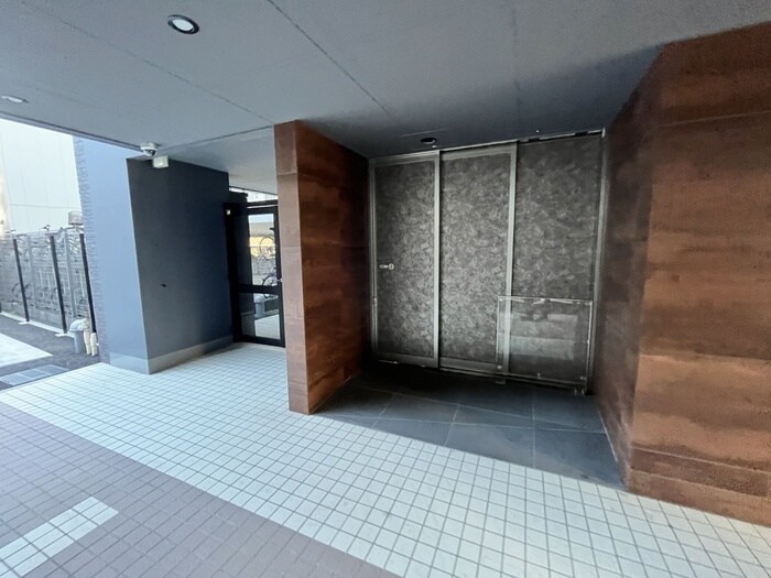 物件外観写真2　(エントランス部分)