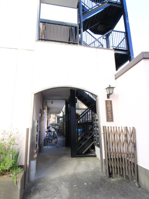 物件外観写真3　(エントランス部分)