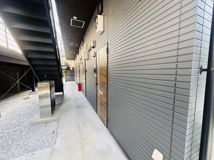 物件外観写真2　(エントランス部分)