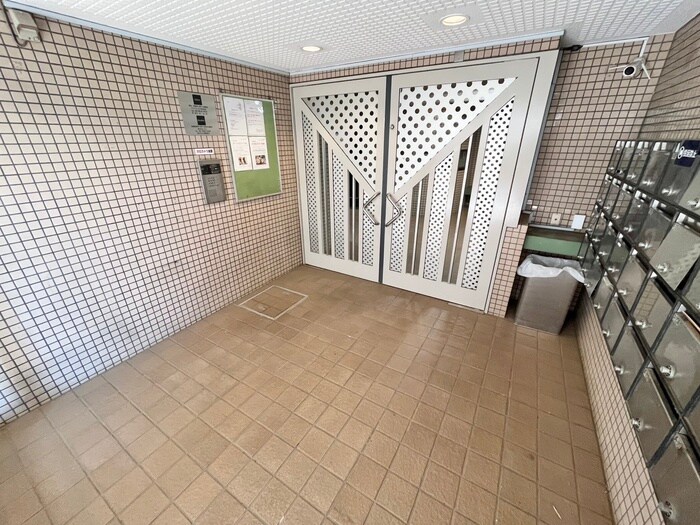 物件外観写真4　(エントランス部分)