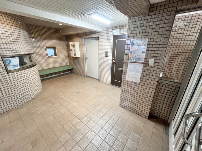 物件外観写真5　(エントランス部分)