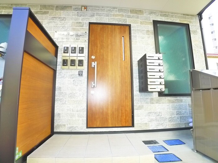 物件外観写真2　(エントランス部分)