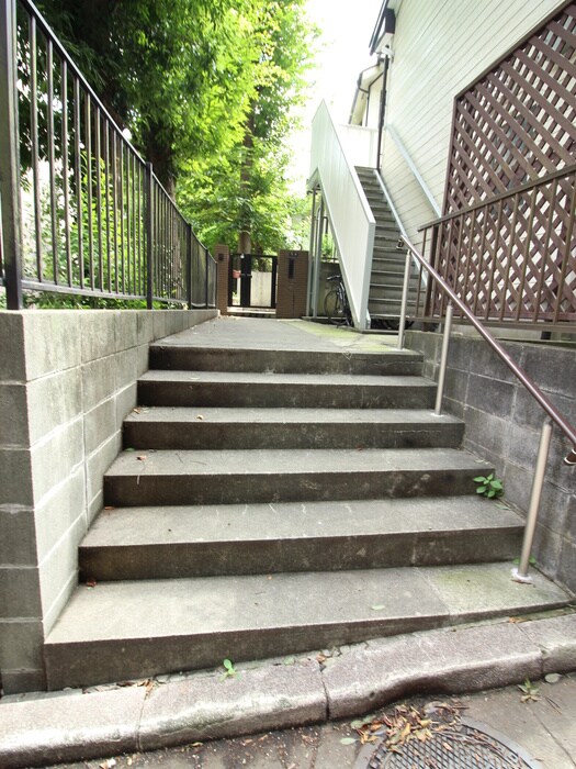 物件外観写真4　(エントランス部分)