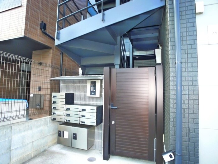 物件外観写真2　(エントランス部分)