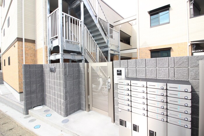 物件外観写真6　(エントランス部分)