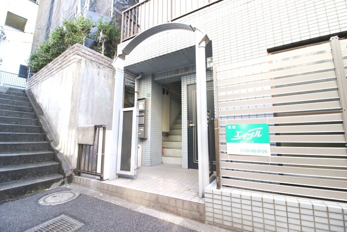 物件外観写真2　(エントランス部分)