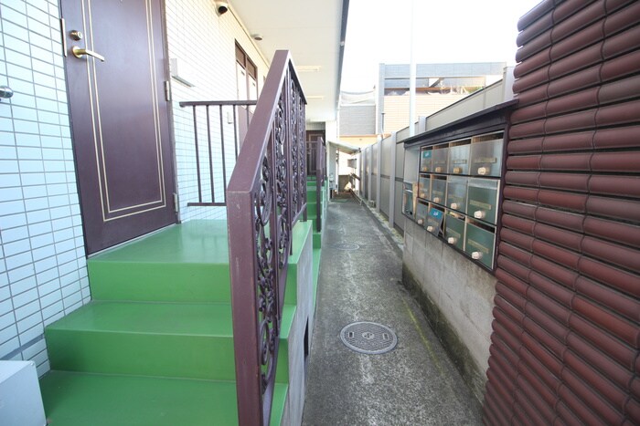 物件外観写真3　(エントランス部分)