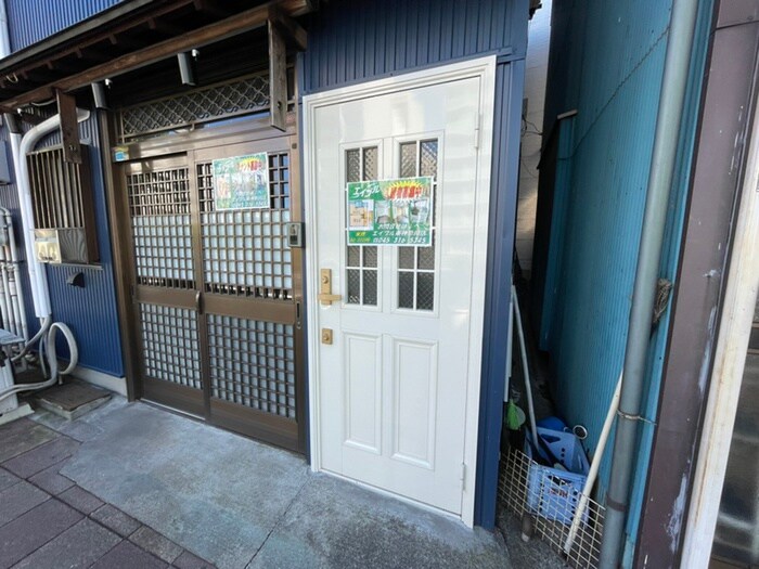 物件外観写真3　(エントランス部分)