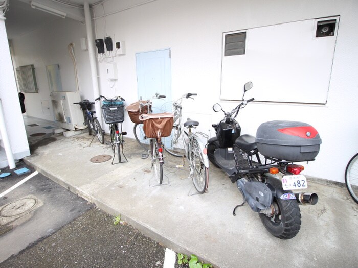 物件外観写真3　(駐輪場)