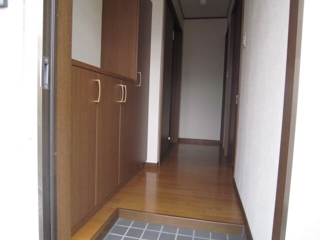 物件内観写真4　(玄関)