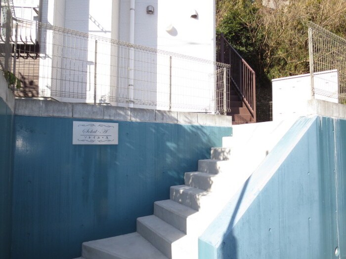 物件外観写真6　(エントランス部分)