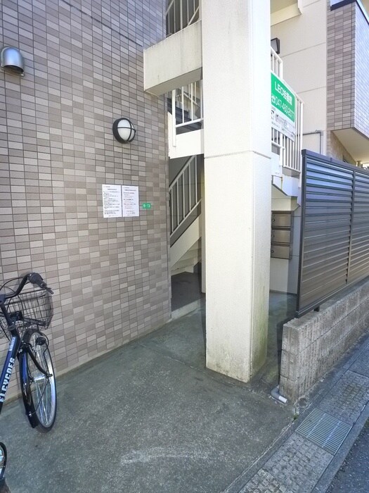 物件外観写真2　(エントランス部分)