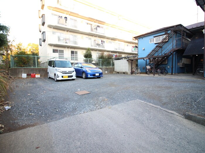 物件外観写真3　(駐車場)