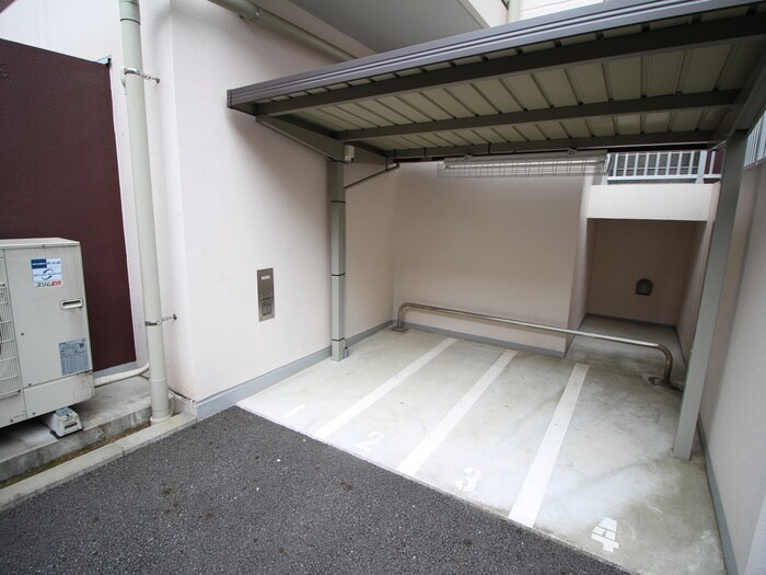 物件外観写真6　(バイク置き場)