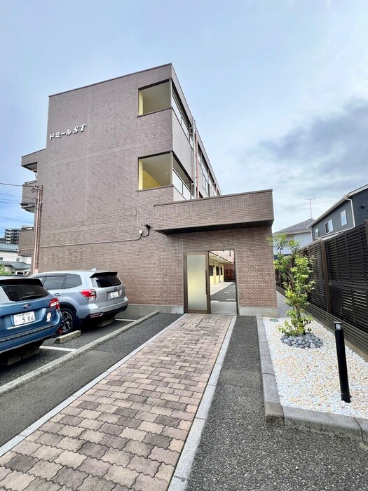 物件外観写真3　(エントランス部分)