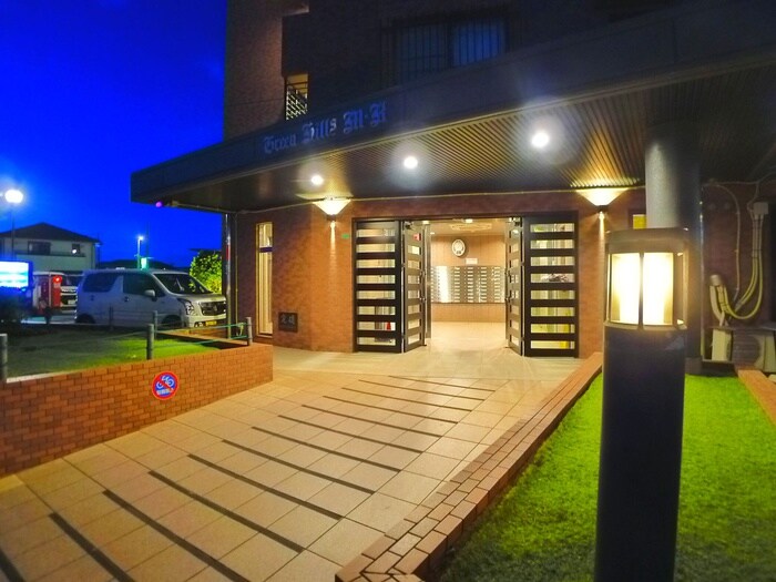 物件外観写真2　(エントランス部分)