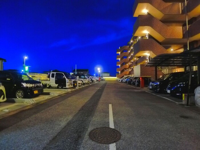 物件外観写真3　(駐車場)