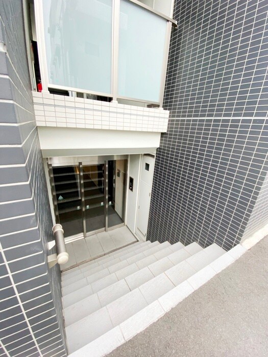 物件外観写真3　(エントランス部分)