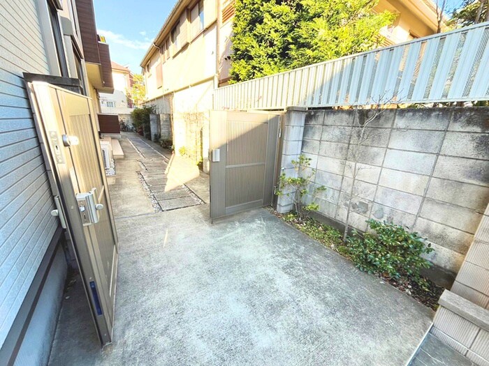 物件外観写真3　(エントランス部分)