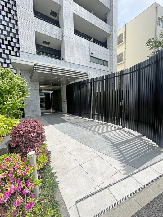 物件外観写真3　(エントランス部分)