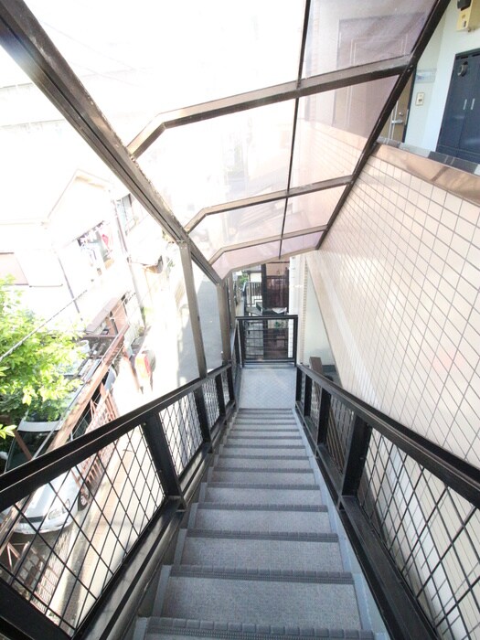 物件外観写真6　(エントランス部分)