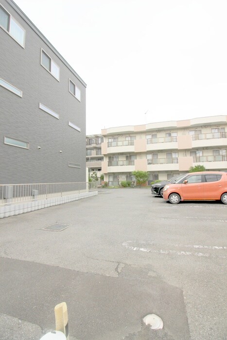 物件外観写真5　(駐車場)