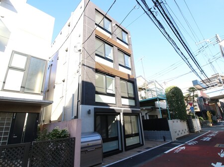 THE ROOMS大森町駅前外観写真