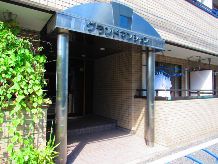 物件外観写真2　(エントランス部分)