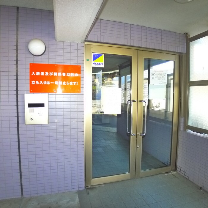 物件外観写真3　(エントランス部分)