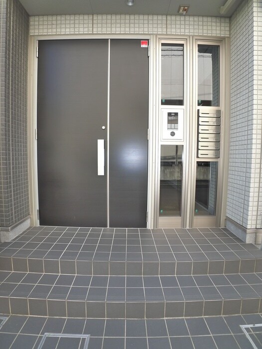 物件外観写真3　(エントランス部分)