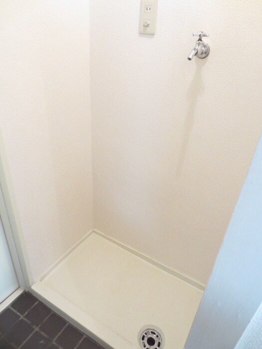 河野ハイツの洗濯機置場